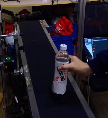 流水線側面安裝智能讀碼器，數據自動比對，掃碼成功綠燈亮，掃不上 / 混料立即紅燈報警 + 停機，從源頭防錯料，提升生產效率.png